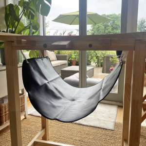 Durston 学生长凳（带围裙）硬木